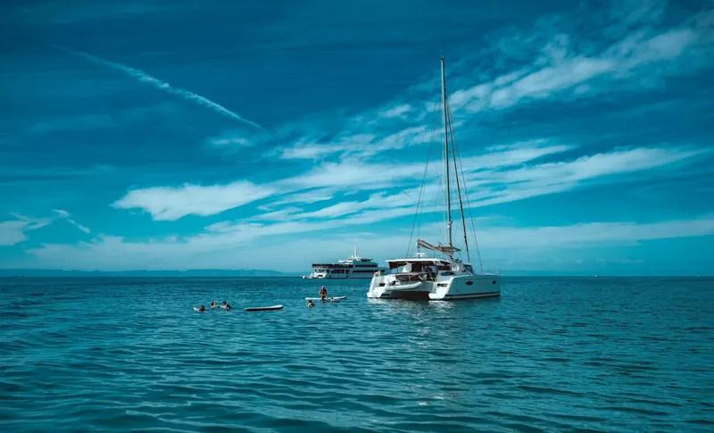 Catamaran amarré en mer avec des plongeurs et un ciel bleu