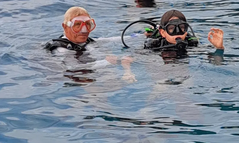 Deux plongeurs en surface avec leur équipement complet et masques