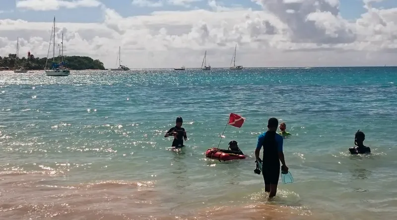 Plongée : des personnes dans l'eau avec un bouée de signalisation