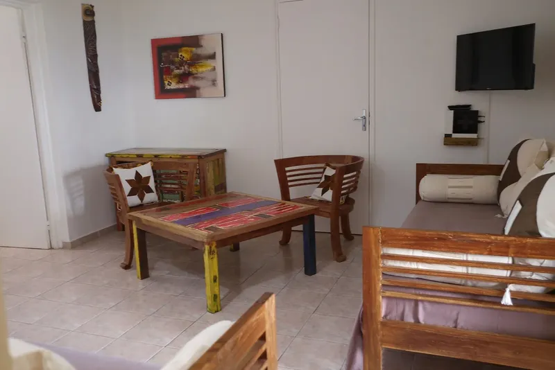 Salle d'attente ou de repos avec mobilier en bois coloré et canapé