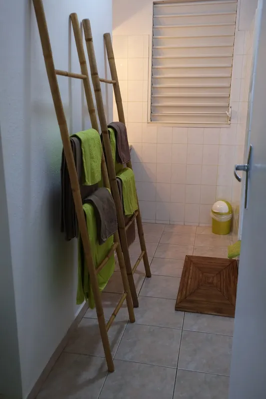 Intérieur d'un espace avec des échelles en bambou et des serviettes