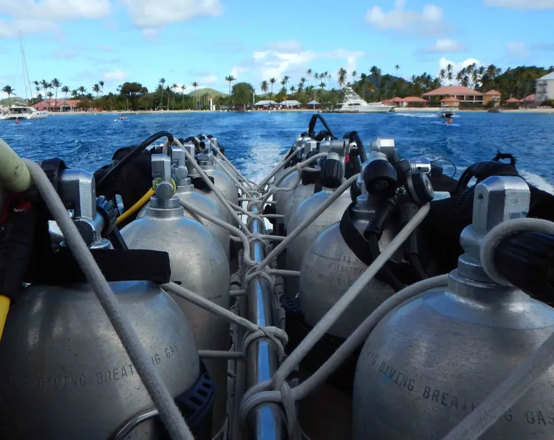 Bouteilles de plongée sur un bateau en mer, paysage tropical