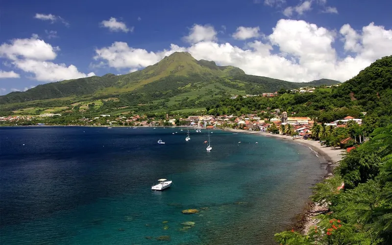 Vue aérienne d'une baie avec des bateaux et une ville côtière