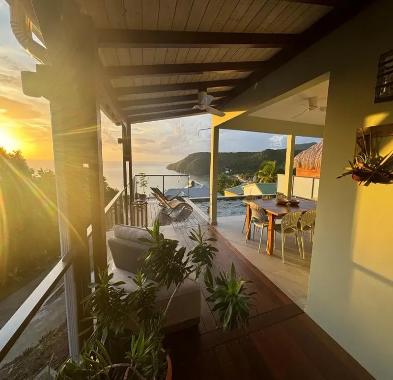 Terrasse ombragée avec vue sur la mer et le coucher de soleil