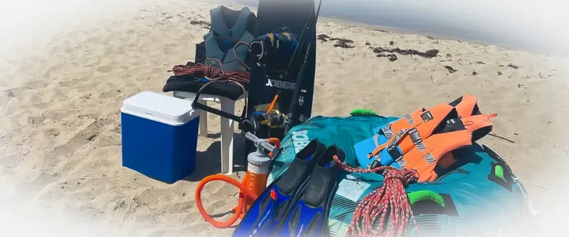 Equipement de plongée sur une plage de sable clair ensoleillée