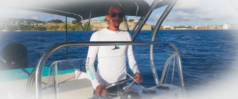 Homme au soleil dirige un bateau rapide sur une mer bleue