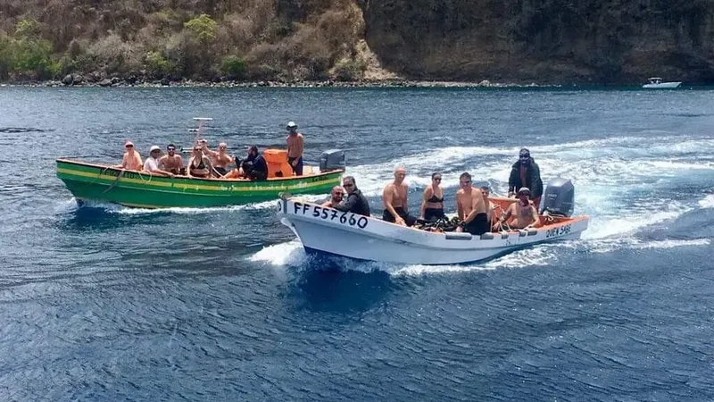 Deux bateaux de plongée naviguent en mer avec des passagers à bord