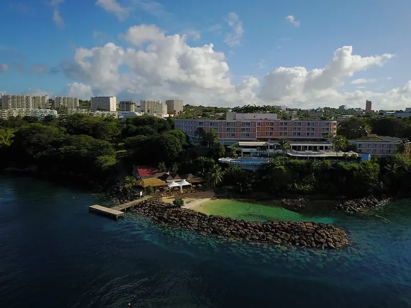 Vue aérienne d'un centre de plongée avec accès mer et bâtiments