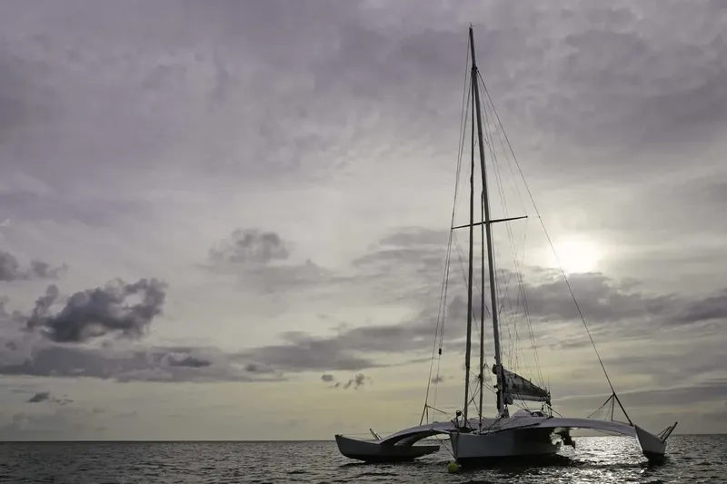 Catamaran amarré sur une mer calme sous un ciel nuageux