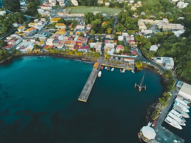Vue aérienne d'une baie avec des bateaux et des bâtiments colorés