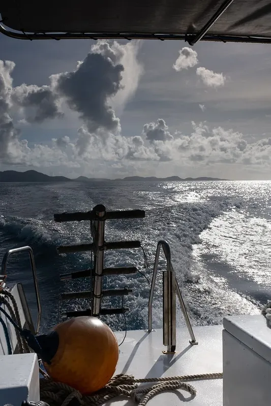 Vue depuis un bateau de plongée sur une mer scintillante et nuageuse