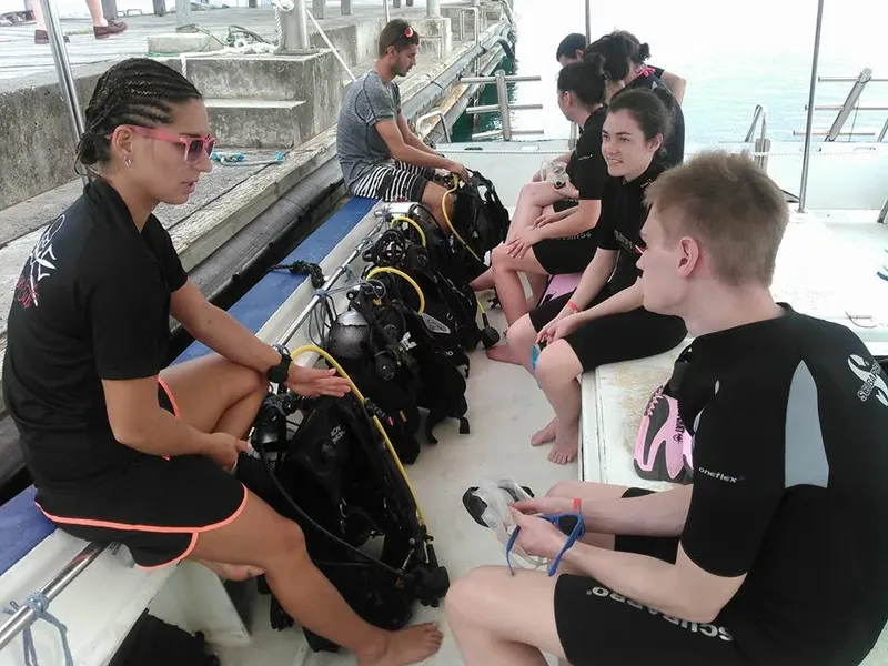 Groupe de plongeurs sur un bateau, vérification du matériel avant immersion