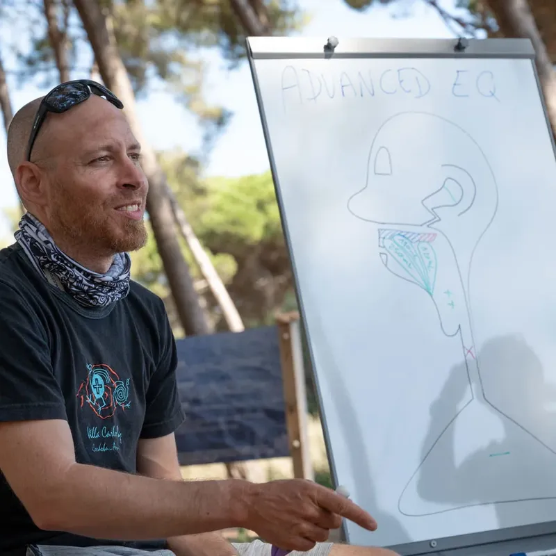 Instructeur de plongée expliquant un schéma sur l'équilibre sous-marin
