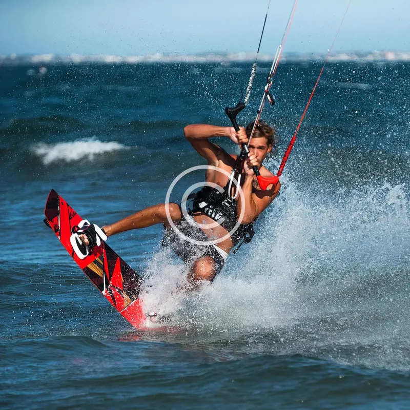Kitesurfeur en pleine action, sautant sur les vagues avec son cerf-volant