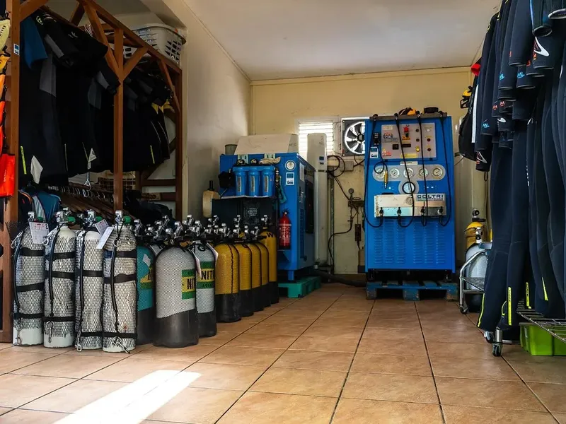 Bouteilles de plongée, compresseur et combinaisons dans un centre de plongée