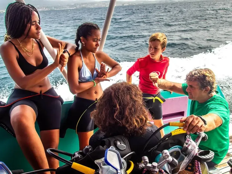 Groupe de personnes sur un bateau de plongée en mer