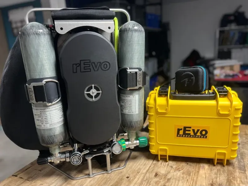 Equipement de plongée rebreather rEvo, bouteilles et valise jaune