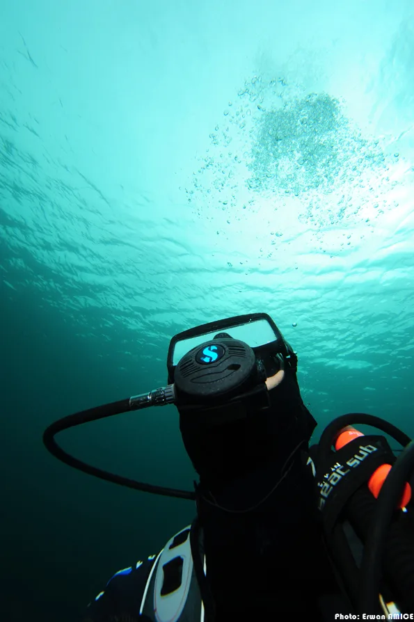 Vue subjective d'un plongeur avec masque et détendeur dans l'eau