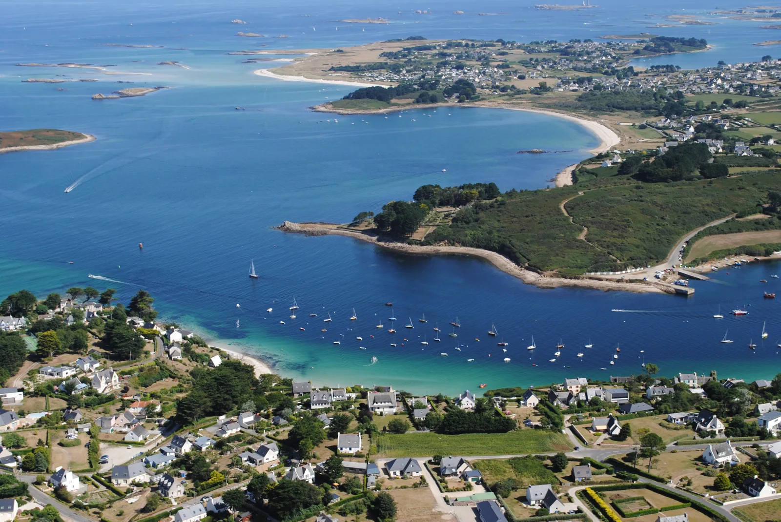 Vue aérienne d'une côte rocheuse avec des bateaux et des habitations