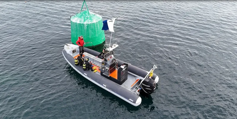 Bateau semi-rigide avec plongeurs et bouée de signalisation en mer