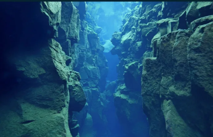 Fissure rocheuse sous-marine, lumière bleue, formation géologique, plongée