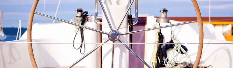 Roues de barre de bateau, cordages, vue sur la mer