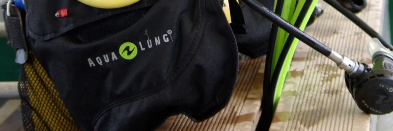 Equipement de plongée Aqualung : gilet, détendeur et palmes vertes