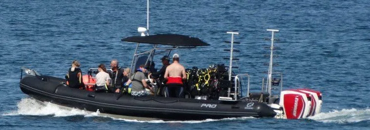 Bateau semi-rigide avec des plongeurs et de l'équipement à bord