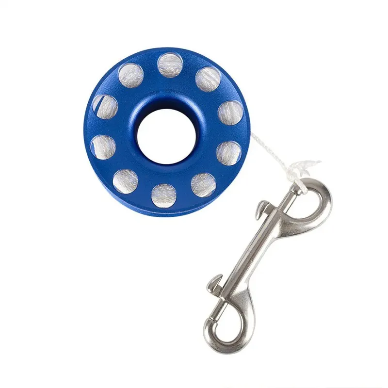 Bobine de ligne bleue et mousqueton en acier inoxydable sur fond blanc
