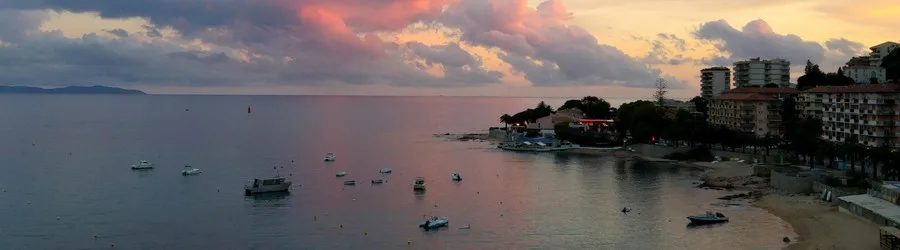 Vue panoramique d'une baie avec des bateaux et des bâtiments côtiers