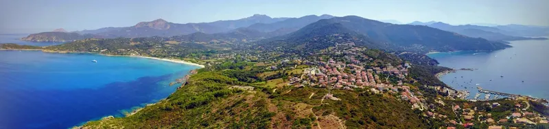 Vue aérienne d'une côte rocheuse avec une ville et la mer