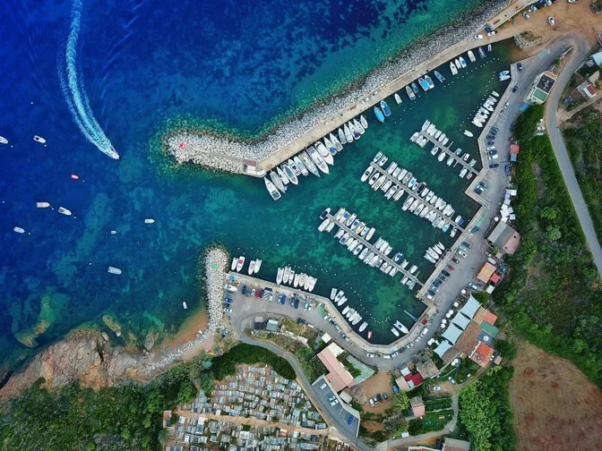 Vue aérienne d'un port de plaisance avec des bateaux amarrés
