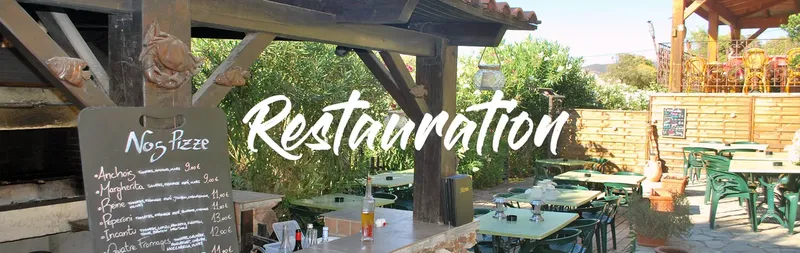 Terrasse de restaurant avec un menu de pizzas et le mot restauration