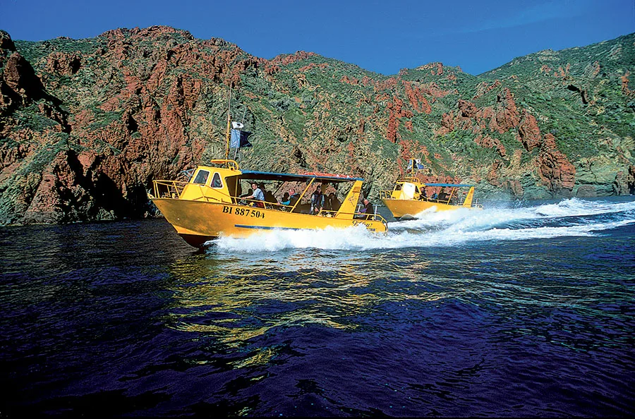 Bateau jaune transportant des passagers sur une mer bleue et calme