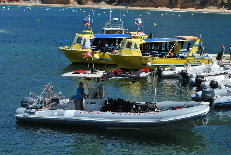 Bateaux de plongée amarrés dans une baie ensoleillée avec du matériel