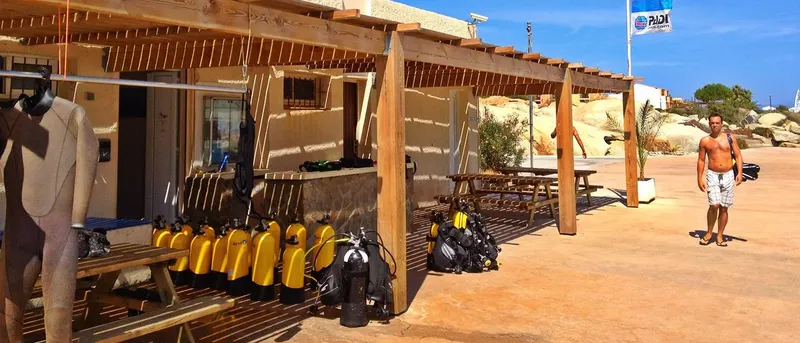 Terrasse d'un centre de plongée avec équipement et une personne