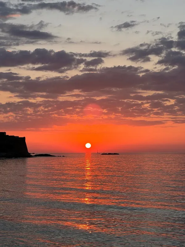 Coucher de soleil sur la mer avec un reflet doré intense