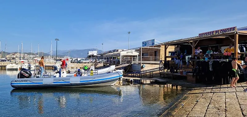 Port de plaisance avec bateau de plongée et devanture du centre