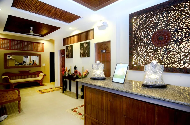 Intérieur lumineux d'un centre avec comptoir, canapé et décoration murale