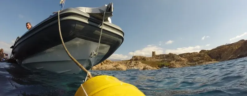 Vue sous-marine d'un bateau de plongée avec des plongeurs à bord