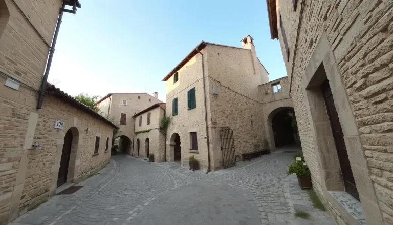 Ruelles pavées d'un village avec des bâtiments en pierre et des ouvertures