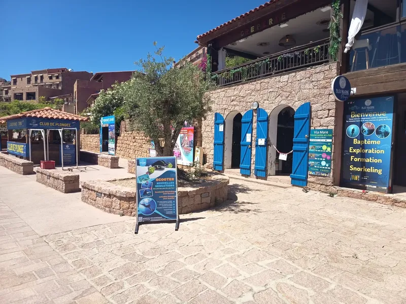 Façade d'un centre de plongée avec enseignes et informations touristiques