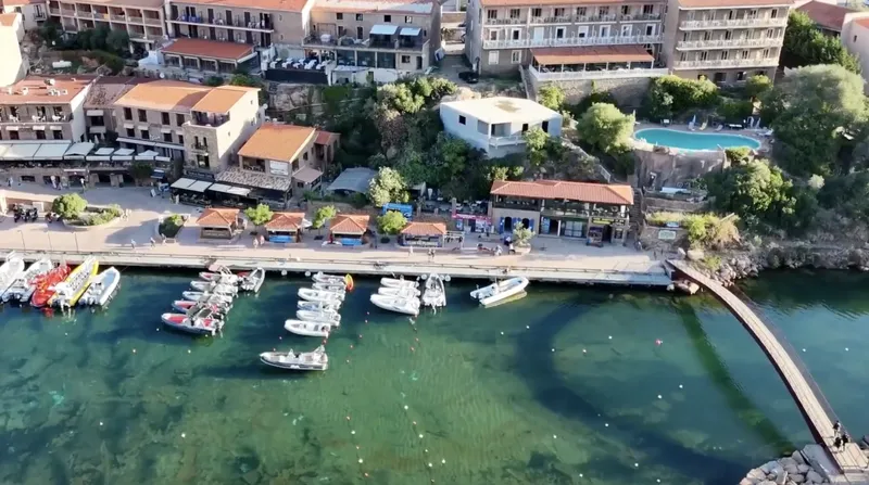 Vue aérienne d'un centre de plongée avec bateaux et bâtiments