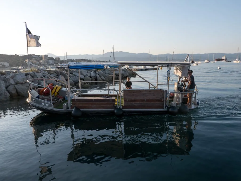 Bateau de plongée amarré au port avec des passagers et du matériel