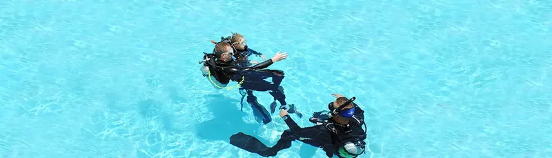 Deux plongeurs en formation s'entraînent dans une piscine claire