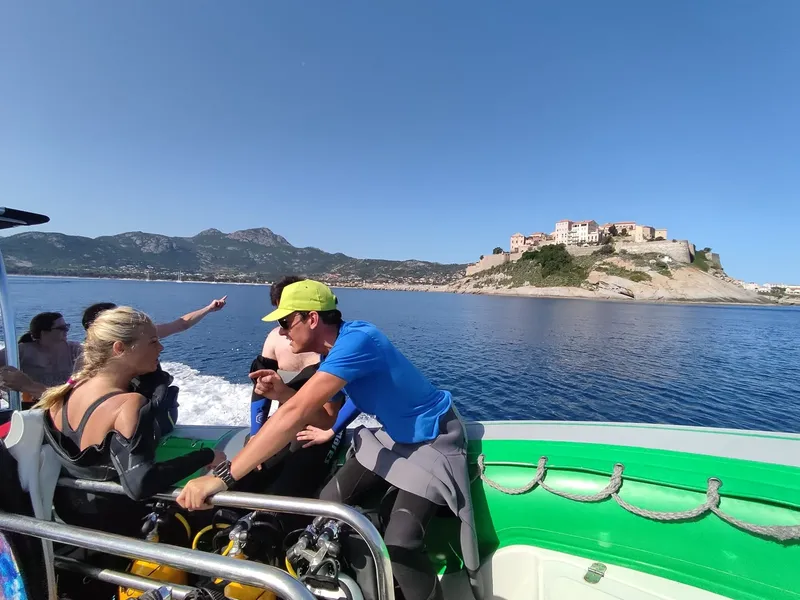 Plongée : des personnes à bord d'un bateau se dirigent vers une île