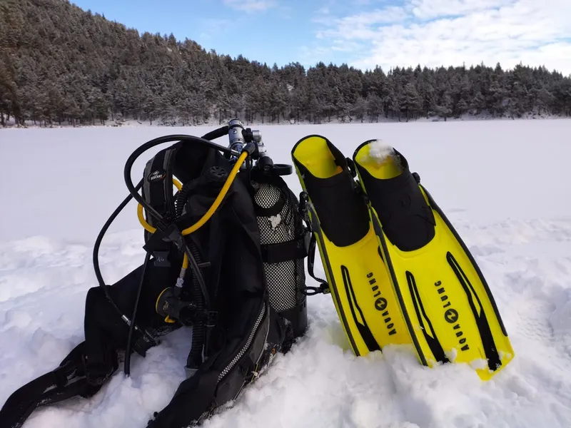 Equipement de plongée complet posé sur une épaisse couche de neige