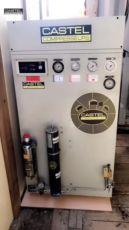 Compresseur Castel pour gonfler les bouteilles de plongée, équipement technique