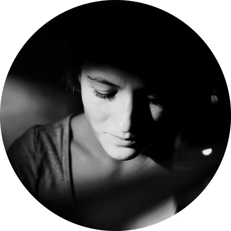 Portrait en noir et blanc d'une personne regardant vers le bas