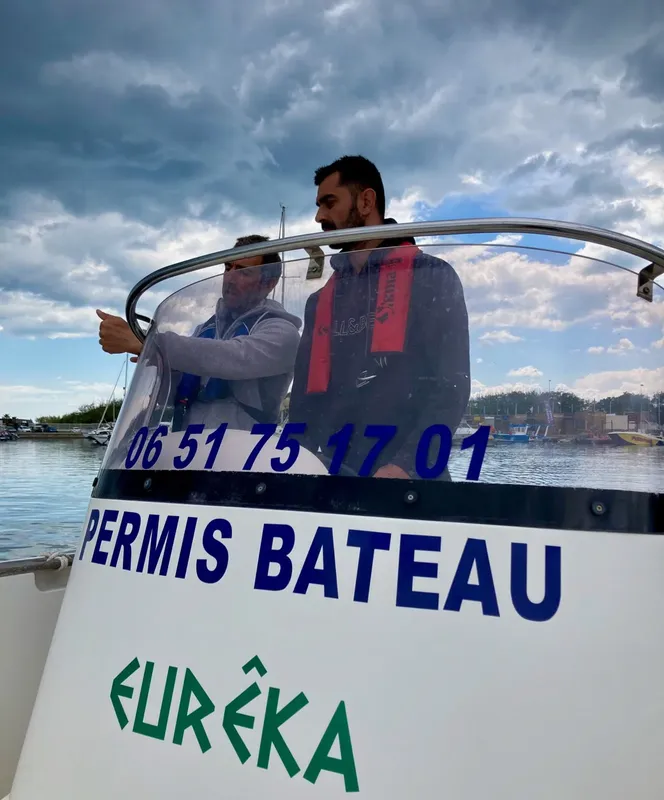 Deux hommes sur un bateau avec un numéro de téléphone et texte